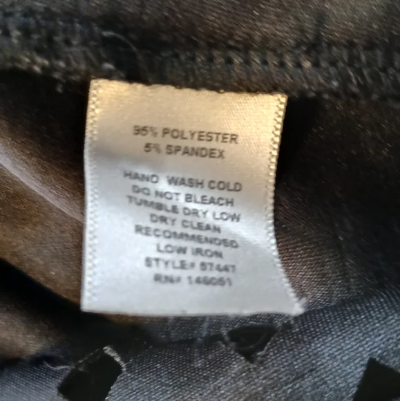 Elegant Black Sleeveless Dress - Picture 4 of 4